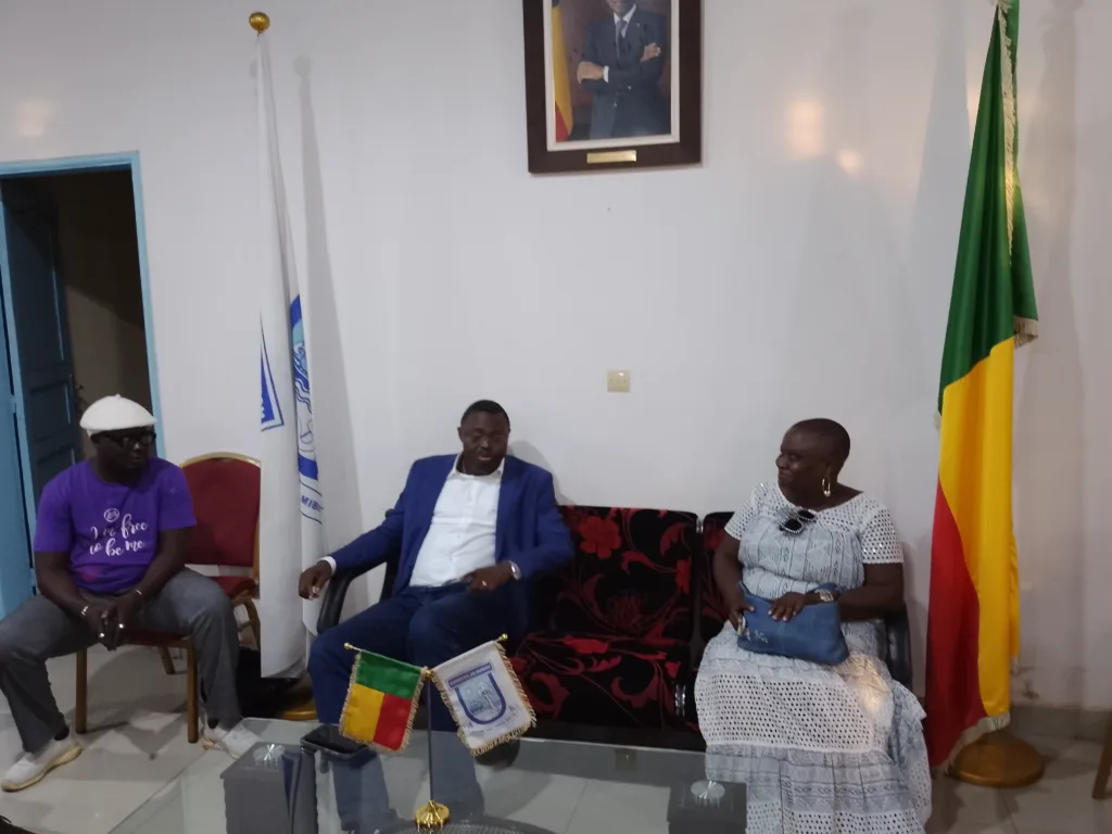 Visite des grands chantiers touristiques du gouvernement à Ouidah : Le maire Houétchénou expose à Dr Akintola John et aux patrons de presse la vision de Talon pour le tourisme